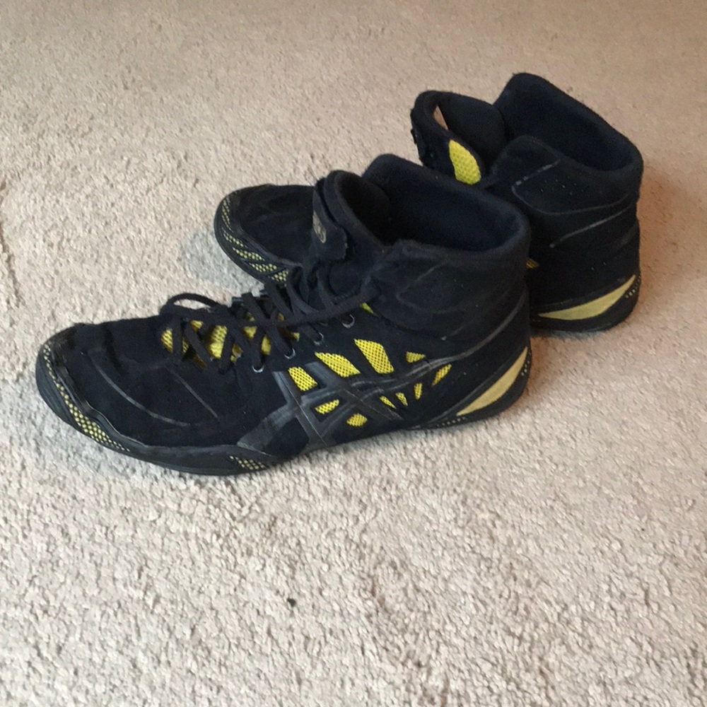 Wrestling shoes